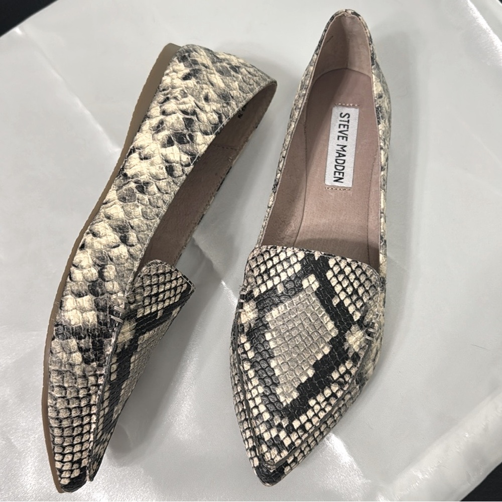 Steve Madden Black and Cream Flats Snakeskin Pattern Pointy Toe NWOT Size 7